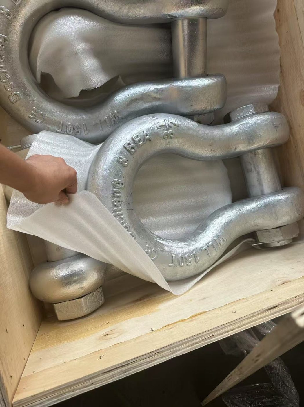 Galvanized bow shackles, WLL 150 t